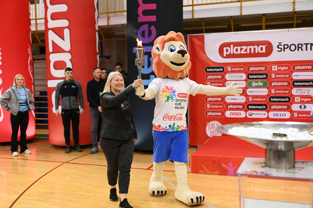 Podžupanja z maskoto iger, Viktorjem.